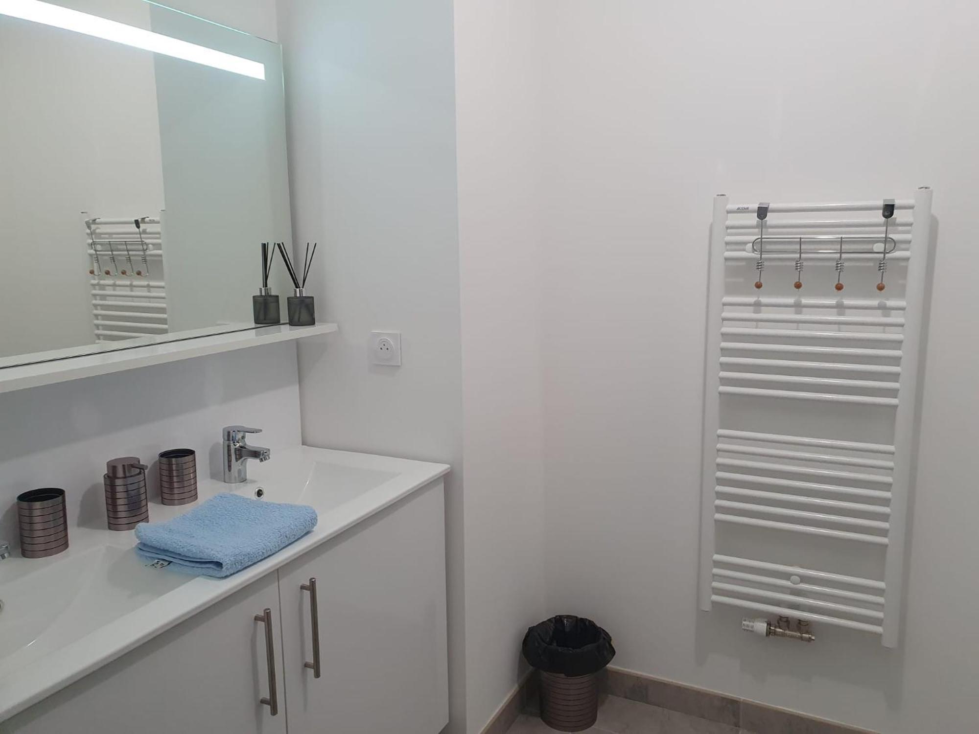 Appartement A Floirac Avec 2 Chambres, Un Parking Prive, Une Terrasse, A 5 Minutes En Voiture De L'Arkea Arena De Bordeaux Exterior foto