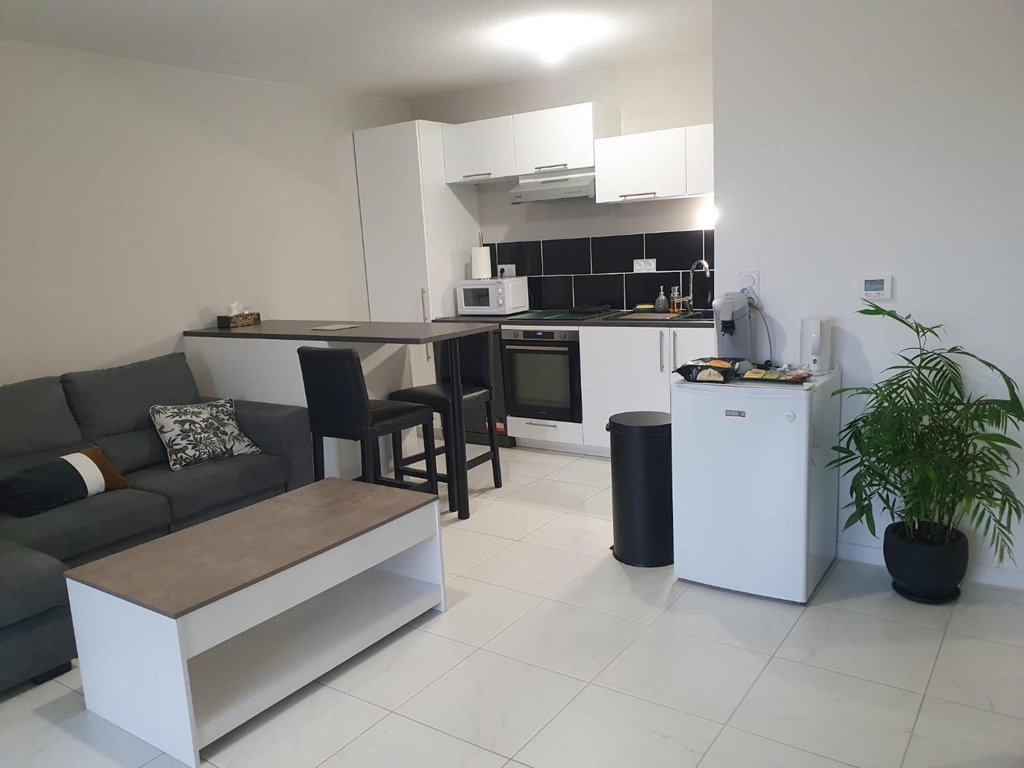 Appartement A Floirac Avec 2 Chambres, Un Parking Prive, Une Terrasse, A 5 Minutes En Voiture De L'Arkea Arena De Bordeaux Exterior foto