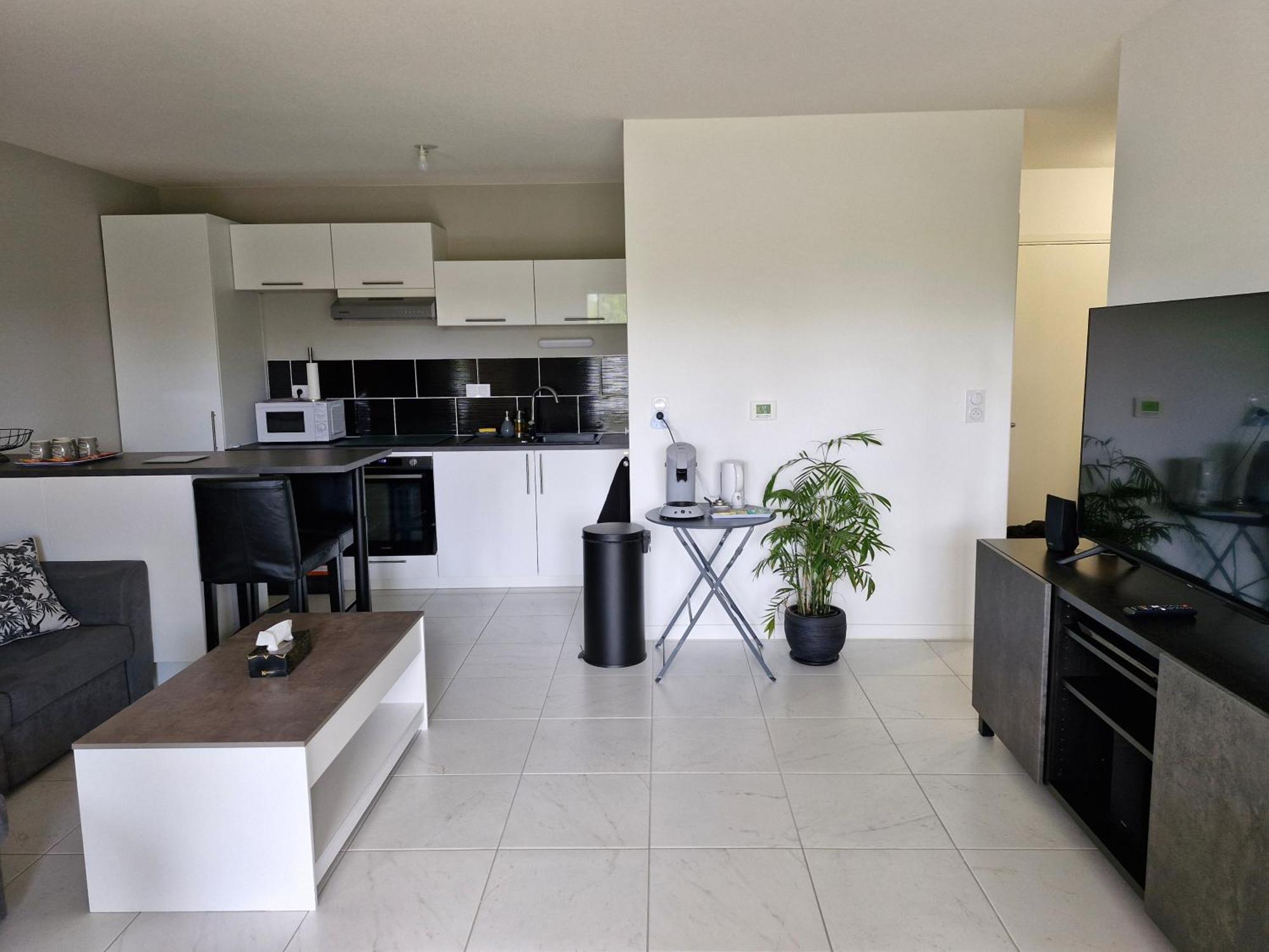 Appartement A Floirac Avec 2 Chambres, Un Parking Prive, Une Terrasse, A 5 Minutes En Voiture De L'Arkea Arena De Bordeaux Exterior foto
